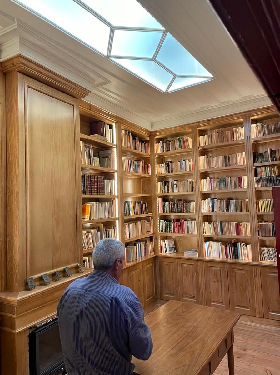 Trabalho de carpintaria numa biblioteca em madeira maciça